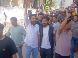 उत्तरकाशी: युवक के रोटी पर थूकने का वीडियो हुआ वायरल, हिंदू संगठनों ने किया जोरदार प्रदर्शन, बाजार बंद कराया